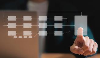 Pessoa usando tecnologia de inteligência artificial para otimizar processos com fluxo de trabalho digital e inovação.