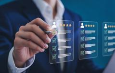 Executivo interagindo com avaliações digitais holográficas de desempenho, com estrelas e checklists, representando gestão de performance ou feedback de colaboradores.