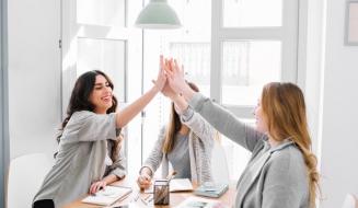 Três mulheres comemoram um 