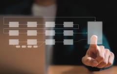 Pessoa usando tecnologia de inteligência artificial para otimizar processos com fluxo de trabalho digital e inovação.