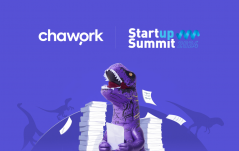 Peça gráfica da Chawork para o Startup Summit 2024, com um dinossauro inflável roxo segurando papéis entre pilhas de documentos.