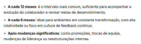 Trecho de artigo listando as frequências recomendadas para avaliações: anual, semestral e após mudanças significativas na empresa.