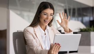 Mulher de negócios ou professora sorridente usando tablet em ambiente de escritório, com expressão de felicidade e água na mão, em um cenário moderno e profissional