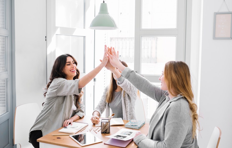 Três mulheres comemoram um 