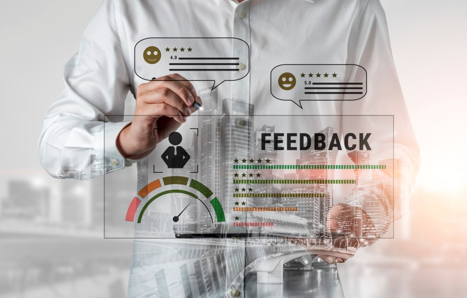Interface digital de cultura de feedback com métricas de avaliação e ícones de satisfação do cliente.