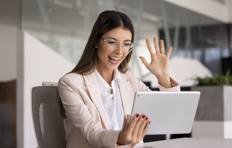 Mulher de negócios ou professora sorridente usando tablet em ambiente de escritório, com expressão de felicidade e água na mão, em um cenário moderno e profissional