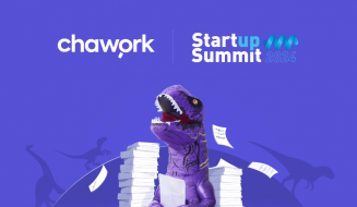 Peça gráfica da Chawork para o Startup Summit 2024, com um dinossauro inflável roxo segurando papéis entre pilhas de documentos.