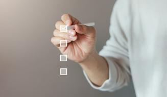 Pessoa marcando opções em uma lista de verificação com caneta, simbolizando planejamento ou tomada de decisão.