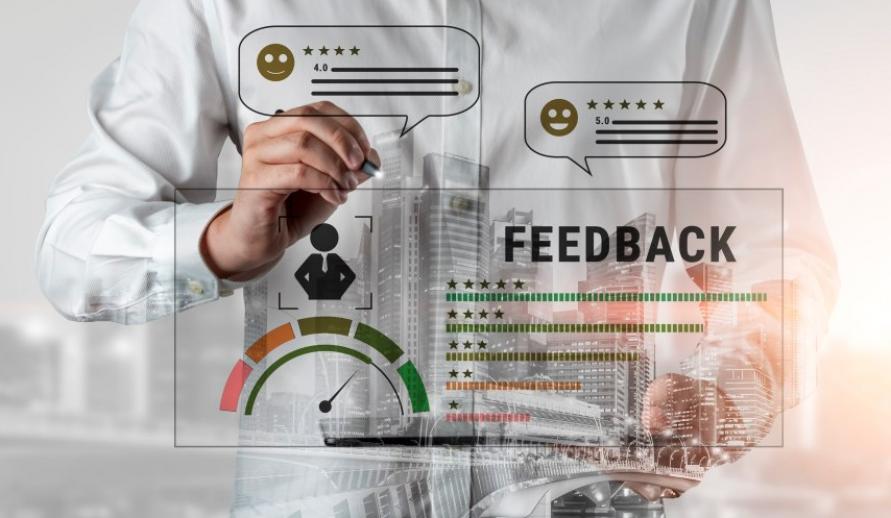 Interface digital de cultura de feedback com métricas de avaliação e ícones de satisfação do cliente.